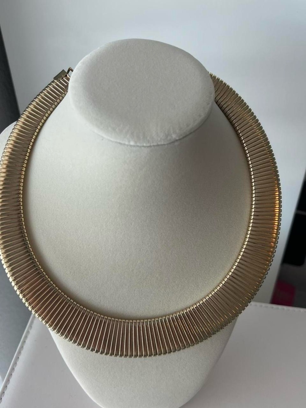 Gold Ribbed Collar Necklace - Elegant Women's Jewelry - Picture 6 of 8